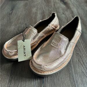 Ariat rose gold cruiser women’s sz 6 NWT